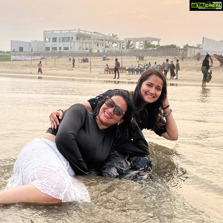 Jinal Belani - 10.6K Likes - Take me to the beach đď¸â¨đđđ
PC - @pratiikpawar @krishnabangar
I am happiest around the sea, and couldn't stop smiling all the time đđ
Also, this is the first time I have been to any east coast. Being from Mumbai, which has a west coast; I have always seen the sun setting over the sea. For the first time I witnessed the sunset on the opposite side. I was amazed. đ To witness Sunrise from here would be beautiful... Hope to catch it before I leave.
By the way, this is the Gopalpur beach in Odisha
