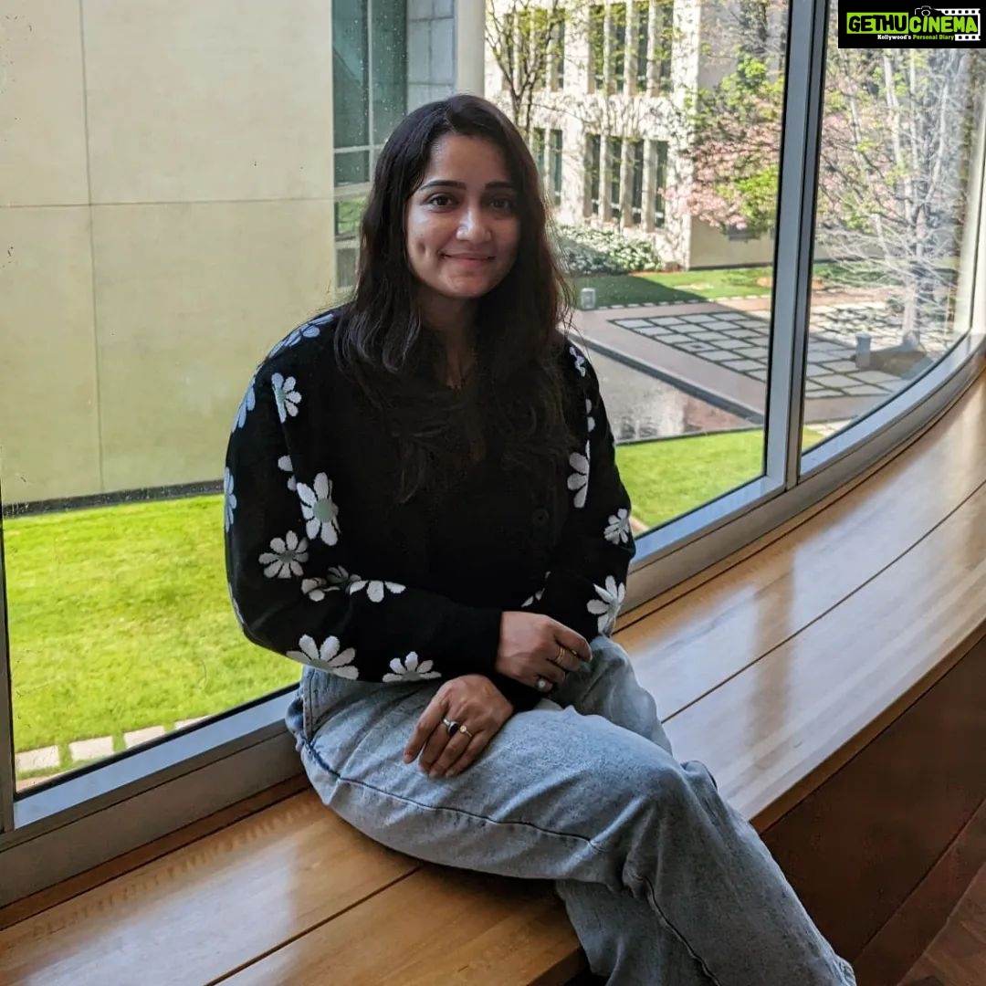 Jinal Belani Instagram - Swipe to see the Asli smile 😁 Canberra Parliment House
