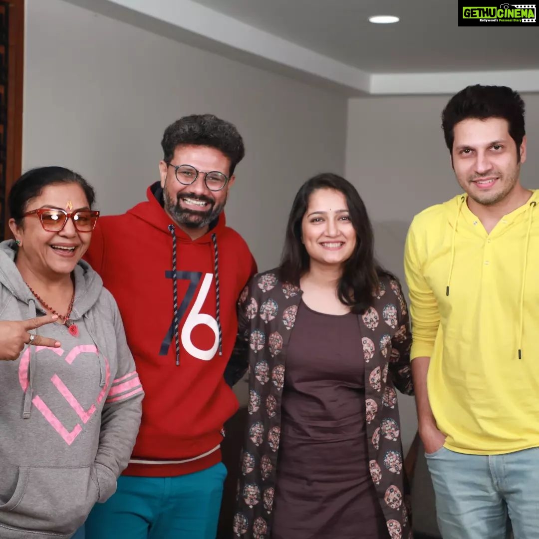 Jinal Belani Instagram - #photodump Bhagwan Bachave Filmની Team સાથે SDS #shuddhdeshisamvad ભગવાન બચાવે Movie OUT NOW in Theatres @bhagwanbachave @janibhavini @jhinalbelani @bhaumiksampat @nnaishadh #GujaratiMovie #gujjufilm