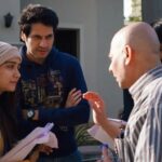 Jinal Belani Instagram - Do dost ek pyale main chay piyenge... Oopsss.. I mean, do dost ek script se film banayenge... Kya bolta @bhaumiksampat 😅 😜✨ . This still is from the set of our film 'Bhagwan Bachave'. It was the very firstday of our schedule and @muni.jha sir's entry scene was being shot here. . Now that Our film is releasing on 2nd December, my anxiety levels keep on going high and I keep on visiting these pictures. Those days have become my fondest memory. I think alot of such pictures are coming your way in near future. 😁👍🏻🤗🎉🤩❣️