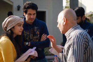 Jinal Belani Instagram - Do dost ek pyale main chay piyenge... 
Oopsss.. I mean, do dost ek script se film banayenge... Kya bolta @bhaumiksampat 😅 😜✨ 
.
This still is from the set of our film 'Bhagwan Bachave'. It was the very firstday of our schedule and @muni.jha sir's entry scene was being shot here. 
. 
Now that Our film is releasing on 2nd December, my anxiety levels keep on going high and I keep on visiting these pictures. Those days have become my fondest memory.

I think alot of such pictures are coming your way in near future. 😁👍🏻🤗🎉🤩❣️