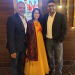 Jinal Belani Instagram - My favourite directors with their favourite Actress 💁😜 @rahul_bhole11 @kanojiavinit #baroda premiere of #vickidanovarghodo So glad to be part of this film ❣️ Film is out now. Do watch and let us know how do you like it 😊