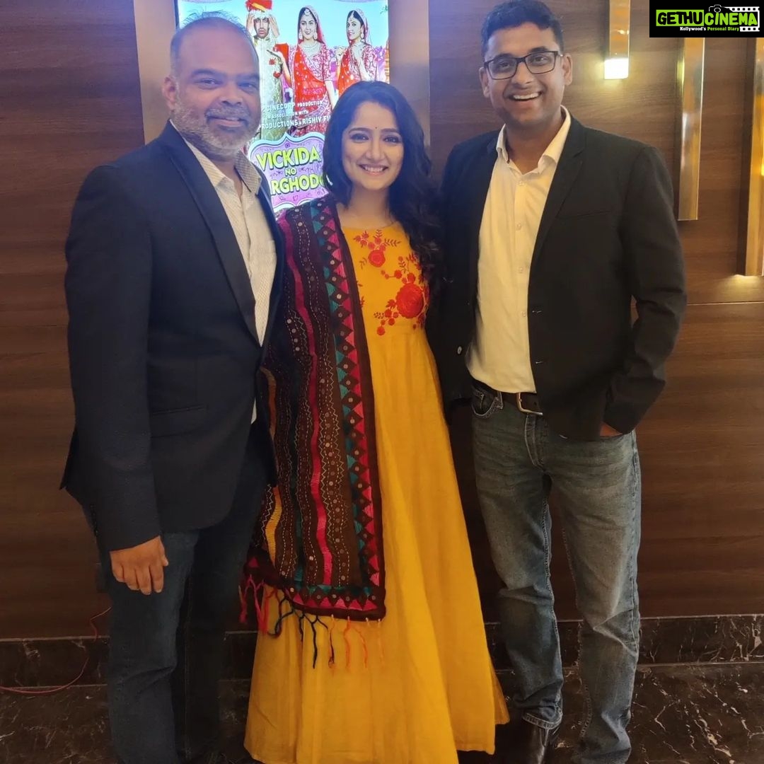 Jinal Belani Instagram - My favourite directors with their favourite Actress đđ @rahul_bhole11 @kanojiavinit #baroda premiere of #vickidanovarghodo So glad to be part of this film âŁď¸ Film is out now. Do watch and let us know how do you like it đ