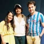 Jinal Belani Instagram - Can we be more happy???? 😀😀😀 Our upcoming film 'Bhagwan Bachave' became more precious with him onboard. No points for guessing 😉 It's PadmaShri @sonunigamofficial 💖 @bhavesh_shah_keys @valmikipictures #bhagwanbachave #gujaratifilm #indianmusic #sonunigam #jhinalbelani #bhaumiksampat @muni.jha @tapanvyas