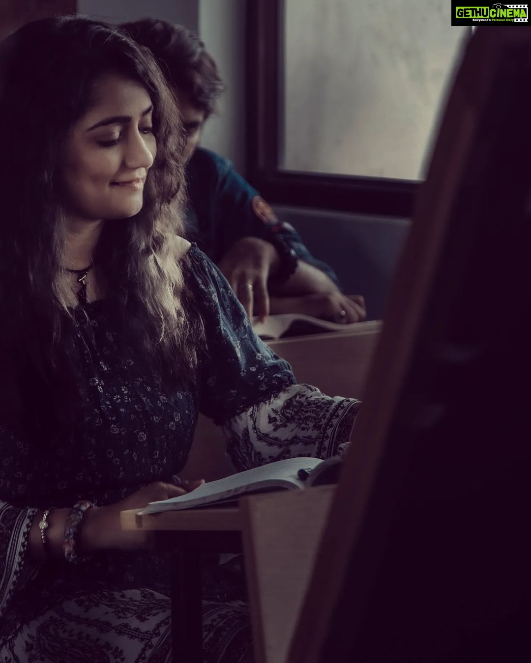 Jinal Belani Instagram - Jhuki Jhuki see nazar bekaraar hai ki naheen... 🎶🎵🎹🎼
