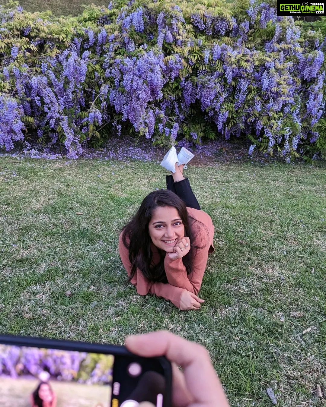 Jinal Belani Instagram - In a fairyland with angel like people ✨🤍🪻🌷 Parramatta Park