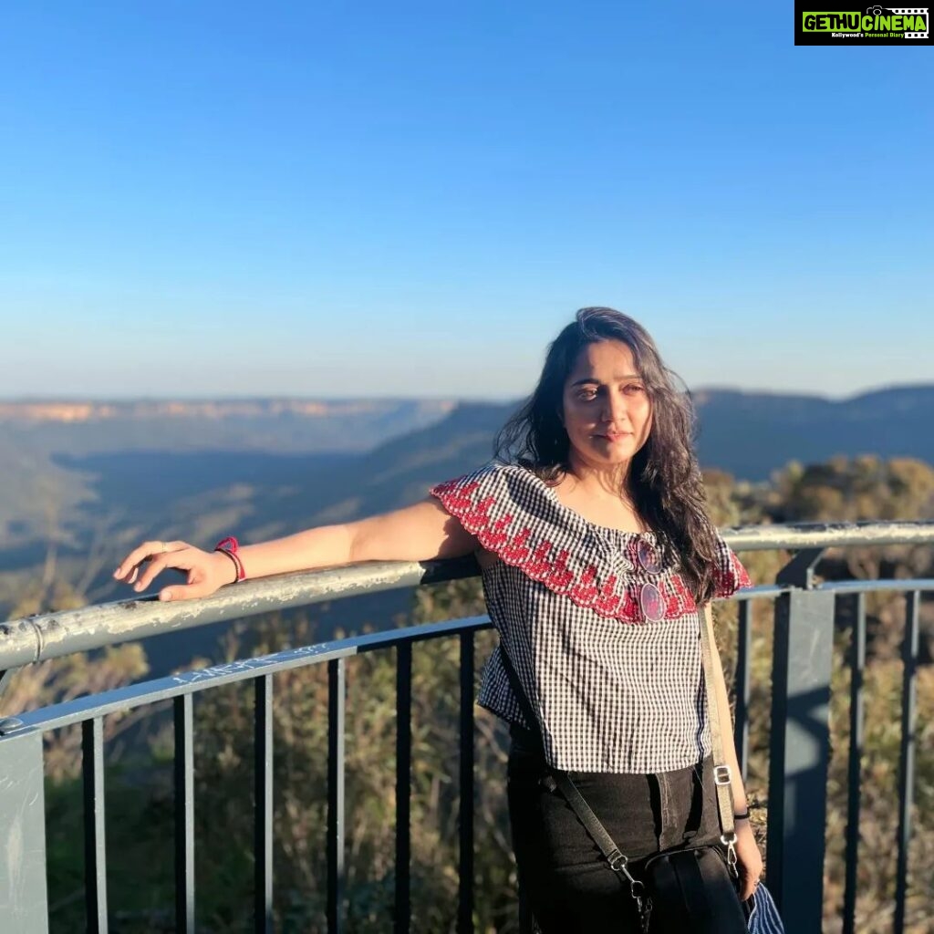 Jinal Belani Instagram - Peaceful, Blissful, Powerful ✨🙏 At the Blue mountains, Three sisters walk 🌅⛰️🏞️ Blue Mountains