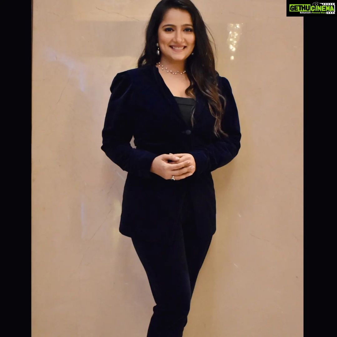 Jinal Belani - 11K Likes - We of 'Vnv' at Mumbai Premiere đ
Love each one of them, for their own unique qualities. I am so glad I got to work and got to know three of them âşď¸
3 Ms - @malhar028 @monal_gajjar @manasirachh đđđ
Also, swipe right to see the complete look.
đ -@shilpsaxena
đ¸ - @sahilonweb
Muah - @beba_bridal_makeup
Event beautifully managed by @dhruvats_ and team