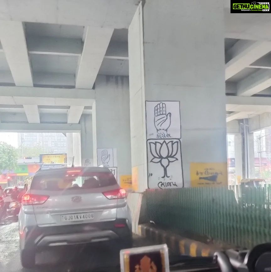 Jinal Belani Instagram - What an amazing beautification of the city 🤩 Swacch bharat ke liye inn main se kise vote kiya jaye doston? . . #ahmedabad #gujrat #election @narendramodi @arvindkejriwal @rahulgandhi @bhupendrapbjp Can we do something about this Sir?