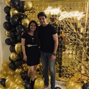 Jinal Belani Instagram - I am happiest around my Birthday 😅 
This birthday was with family, extended family and friends who are slowly becoming family. 💖

I feel blessed. Trust me, each birthday the question remains the same; 'Do I even deserve this much love.?' :)
 Thank you folks for making my day so so so special. I shall cherish these memories forever.

Don't forget to watch birthday special dance at the end 😅 

Thank you guys @bhaumiksampat @myrjcharmy @mansoo_57 @bimalpatelofficial @djhardknoxindia  @himalrupera @dhrupall @henil.gandhi @vickyjoshi007 @_bhavya.doshi_ @deep_dholakia @_.joel_khethavath._ @dipakshekhar @manisha @sneak.peekssss @mankalbel @belanimansi @hardikace29 @urvi_vasani @ishan_mehta @_hem_04 Love you all ❤️

Thank you everyone for taking a moment out of your life and wishing me. 
🙏🏻 GRATEFUL 💐