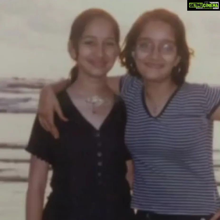 Jinal Belani Instagram - Guess who was a nerd in the school days? π With specs and braces, people called me Jassi π€π
and my another famous name was " @belanimansi 's sister" ππ I liked both the names though π€