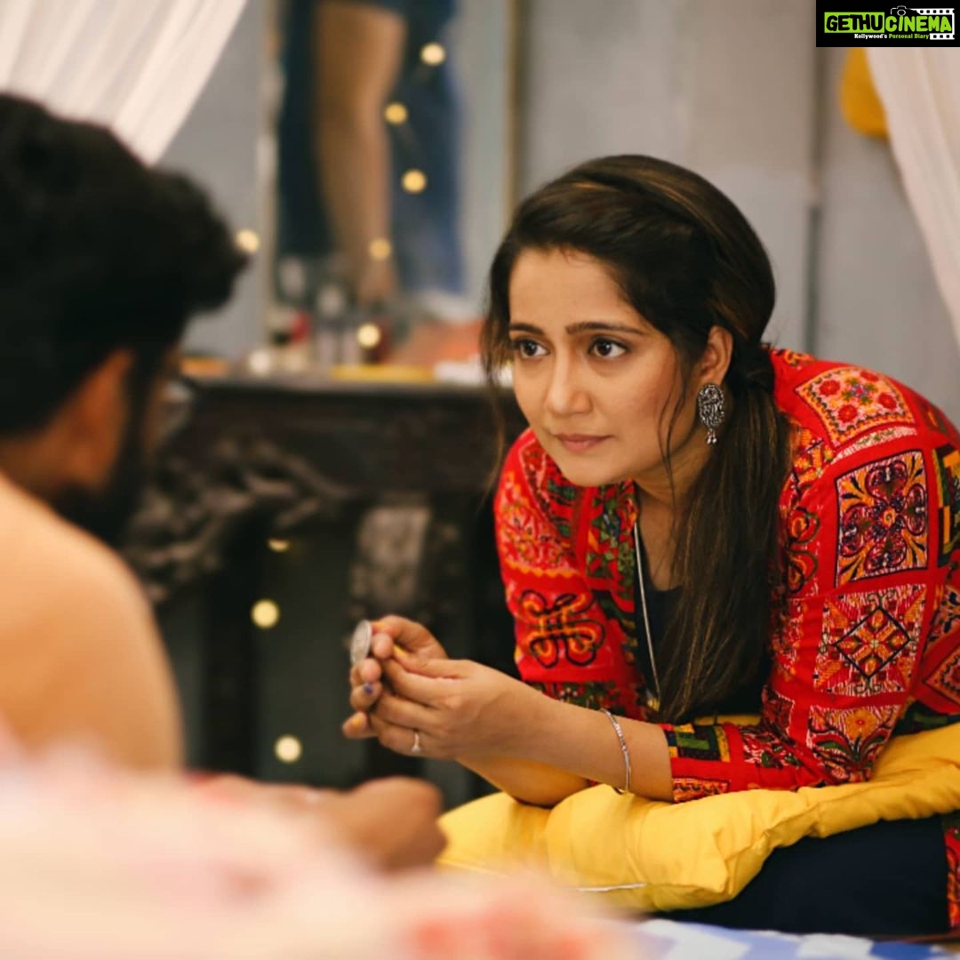 Jinal Belani Instagram - When someone tells me they have got gossip ๐คญ . on the set of #PooriPaani @shemarooguj @valmikipictures ๐ธ @dhanrajtirkar_photography ๐- @vedicfashion_official Makeup - @kesarmakeupstudio