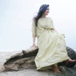 Jinal Belani Instagram - You don't know me if you haven't seen me laughing like 3rd pic. 😉😁 (Most probably on my own joke) . . Also, this pic was taken at #somnath, during one of most memorable shoots for @ottindia_ @niravubarot Clicked by @gypsy_soul_jax MUAH - @jitunayi @patelkomal2391 Costume- @dvfashionstudio Styled by- @deepy_s_designer