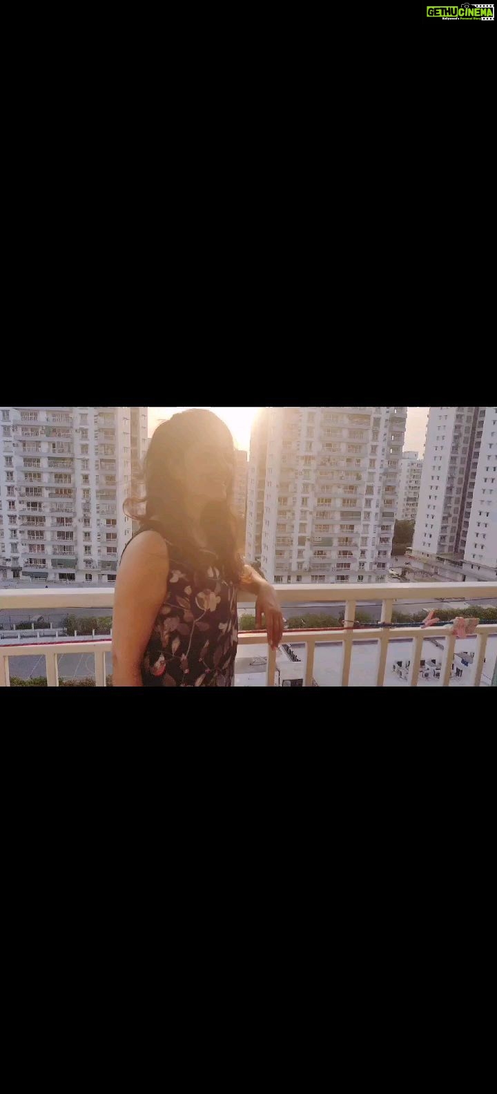 Jinal Belani Instagram - Windy Day + Good Hair Day + A friend to capture the video = One self obsessed Reel 😆