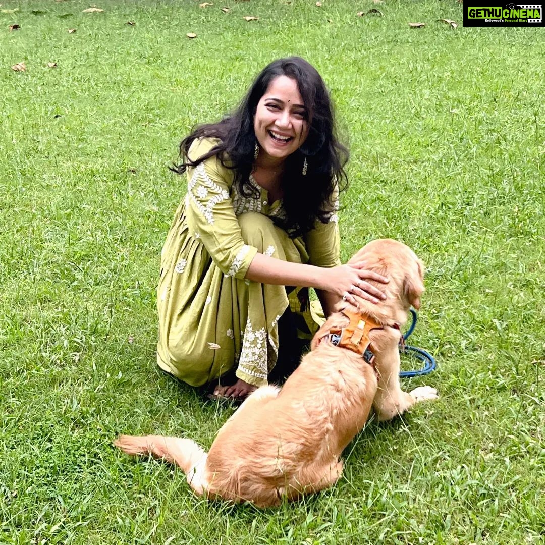 Jinal Belani Instagram - Little extra happy today 🥰 So people who know me, know of my fear of dogs!!! and this happened today. Feels like an achievement for sure ✨ Guess what her name is... Jini!! 😀