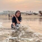 Jinal Belani Instagram - Take me to the beach 🏖️✨💕🏄🌊 PC - @pratiikpawar @krishnabangar I am happiest around the sea, and couldn't stop smiling all the time 😀🌊 Also, this is the first time I have been to any east coast. Being from Mumbai, which has a west coast; I have always seen the sun setting over the sea. For the first time I witnessed the sunset on the opposite side. I was amazed. 😀 To witness Sunrise from here would be beautiful... Hope to catch it before I leave. By the way, this is the Gopalpur beach in Odisha