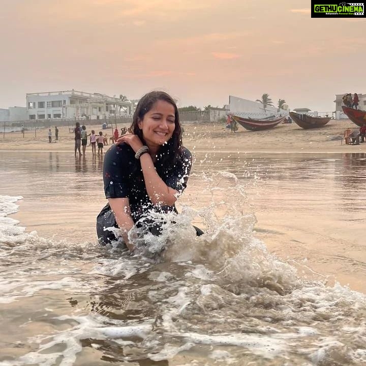 Jinal Belani - 10.6K Likes - Take me to the beach đď¸â¨đđđ
PC - @pratiikpawar @krishnabangar
I am happiest around the sea, and couldn't stop smiling all the time đđ
Also, this is the first time I have been to any east coast. Being from Mumbai, which has a west coast; I have always seen the sun setting over the sea. For the first time I witnessed the sunset on the opposite side. I was amazed. đ To witness Sunrise from here would be beautiful... Hope to catch it before I leave.
By the way, this is the Gopalpur beach in Odisha