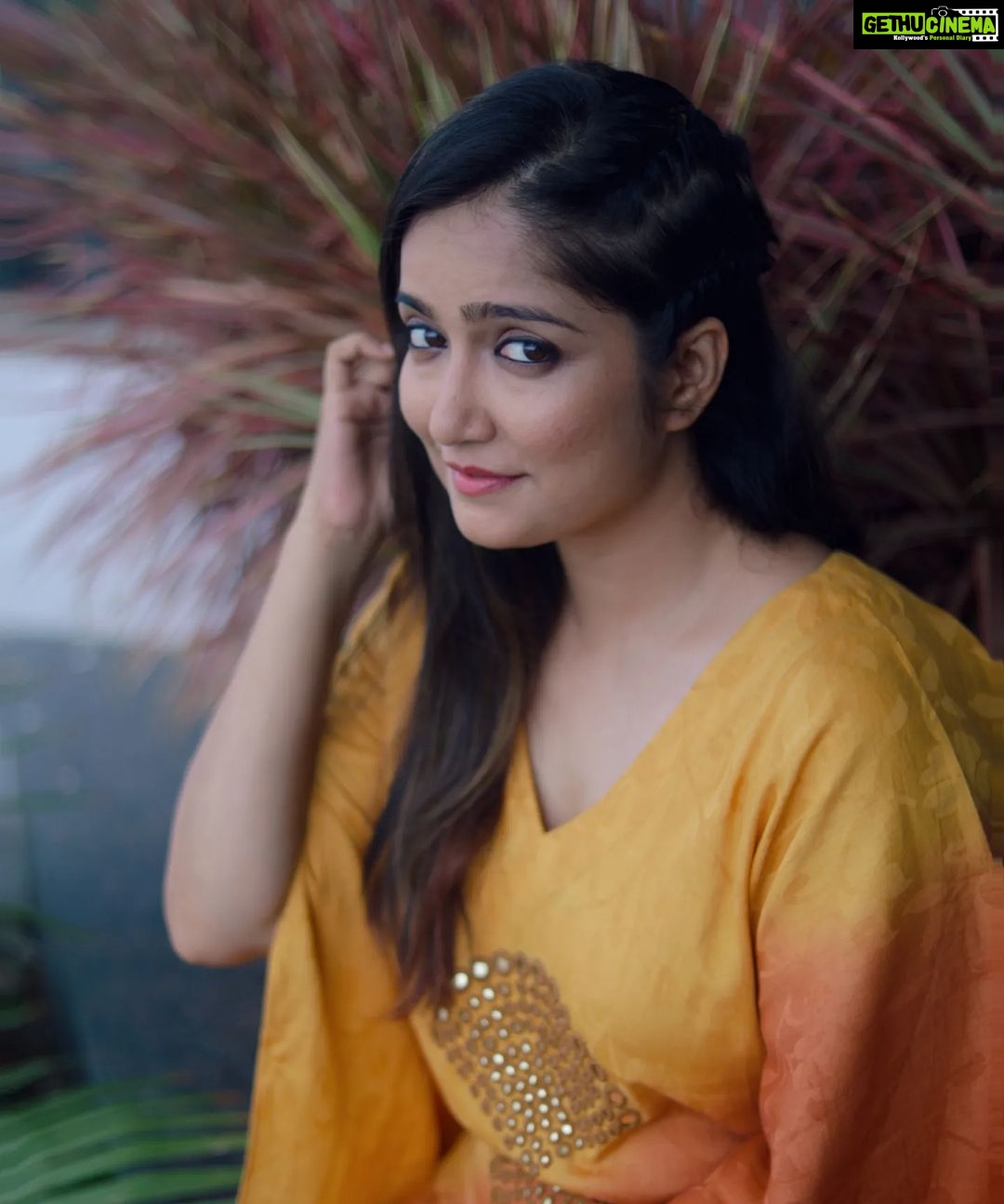 Jinal Belani - 9.9K Likes - Hey what's up?
.
📷 @jaxy_not_jeksy
👗 @disha_vadgama @dvfashionstudio
MUAH - @jitunayi @patelkomal2391
Styled by - @deepy_official_
