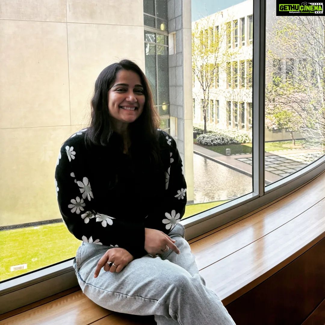 Jinal Belani Instagram - Swipe to see the Asli smile 😁 Canberra Parliment House