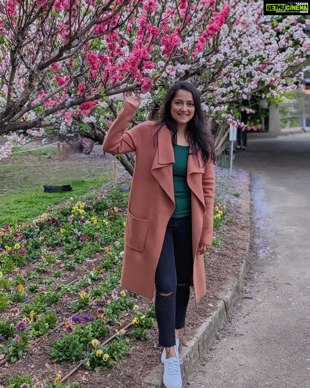Jinal Belani Instagram - In a fairyland with angel like people ✨🤍🪻🌷 Parramatta Park