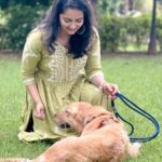 Jinal Belani Instagram - Little extra happy today 🥰 So people who know me, know of my fear of dogs!!! and this happened today. Feels like an achievement for sure ✨ Guess what her name is... Jini!! 😀