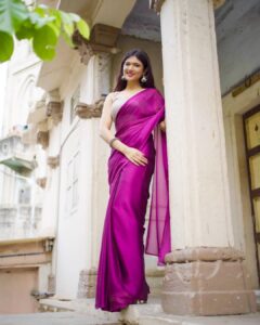 Jolly Rathod Instagram - Saree jinna sona sachmuch na kuch hona…😌🫶🏻

Saree : @anmolbyankoorshukla 
Jewellery : @the_beta_girl 
Hair : @divya_makeover_27 
Clicked by : @tanmaybhavsar_photography