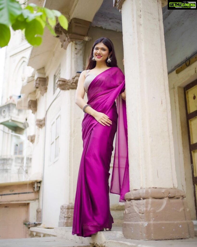 Jolly Rathod Instagram - Saree jinna sona sachmuch na kuch hona…😌🫶🏻 Saree : @anmolbyankoorshukla Jewellery : @the_beta_girl Hair : @divya_makeover_27 Clicked by : @tanmaybhavsar_photography Ahmedabad, India