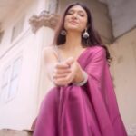 Jolly Rathod Instagram – A plain rani pink saree,Old Ahmedabad and an Old Hindi film song..
A combo that had to lead to this..🩷

Saree : @anmolbyankoorshukla 
Jewellery : @the_beta_girl 
Hair : @divya_makeover_27 
Shot and  Edited by : @tanmaybhavsar_photography 

#saree #ahmedabad #oldcity #heritage #music #fashion #style #reels #trendingreels Ahmedabad, India