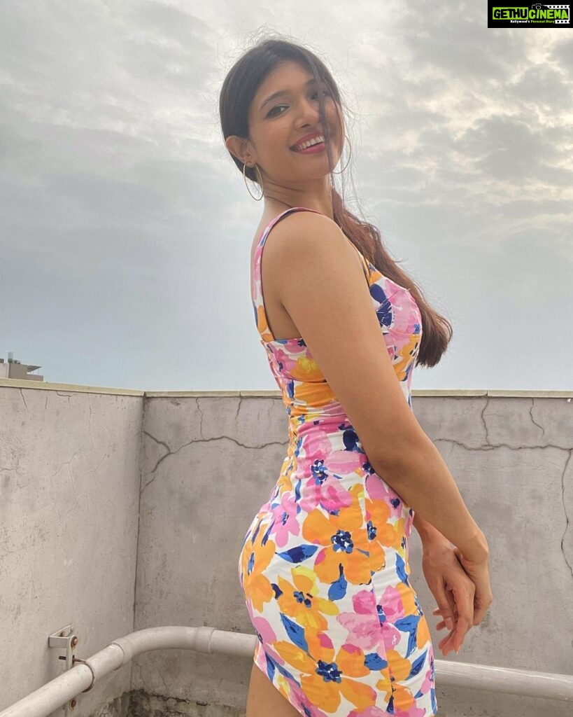 Jolly Rathod Instagram - Thank you for all the wishes on the birthday that lasted almost 3 days..😄😄 That dress explains how you all made me feel this year!!💖🦋 Ahmedabad, India