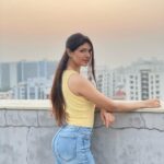 Jolly Rathod Instagram – अति random…😃💛

@stylebystutea ‘s terrace and a cool evening light would lead to it..😄

P.C. : @stylebystutea Ahmedabad, India