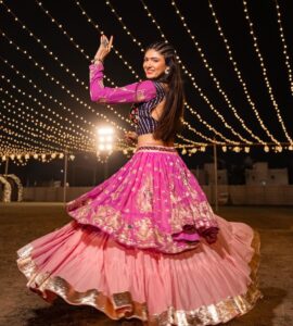Jolly Rathod Instagram - Vintage vibes..🩷

Outfit from @jinals_couture 
Jewellery : @aayrabespokejewellery 
Hairandmakeup : @divya_makeover_27 
Styled by : @stylebystutea