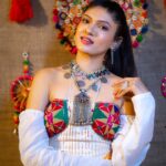 Jolly Rathod Instagram - The people who make me look pretty..💚👇🏻 Custom Outfit : @myamyraah Jewellery : @aayrabespokejewellery & @the_beta_girl Makeup and Hair : @divya_makeover_27 Styled by : @stylebystutea Clicks by @tanmaybhavsar_photography #jollyrathod #jollyrathodlive #jollyrathodgarba Ahmedabad, India