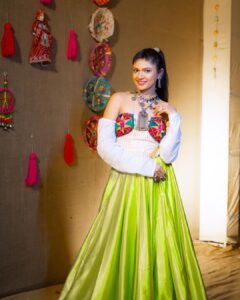 Jolly Rathod Instagram - The people who make me look pretty..💚👇🏻

Custom Outfit : @myamyraah 
Jewellery : @aayrabespokejewellery & @the_beta_girl 
Makeup and Hair : @divya_makeover_27 
Styled by : @stylebystutea 

Clicks by @tanmaybhavsar_photography 

#jollyrathod #jollyrathodlive #jollyrathodgarba