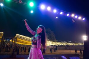 Jolly Rathod Instagram - The epic night that was yesterday!!!🩷✨
#Day5..
Loved the energy at Alphonso Party Plot..
📸 : @tanmaybhavsar_photography 

Wearing : @jinals_couture 
Muah : @divya_makeover_27 
Styled by : @stylebystutea