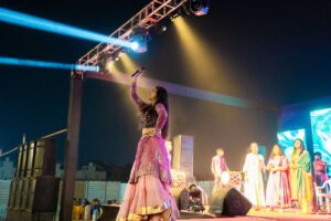 Jolly Rathod Instagram - The epic night that was yesterday!!!🩷✨
#Day5..
Loved the energy at Alphonso Party Plot..
📸 : @tanmaybhavsar_photography 

Wearing : @jinals_couture 
Muah : @divya_makeover_27 
Styled by : @stylebystutea