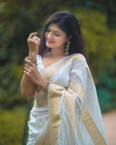 Jolly Rathod Instagram - 😌🫶🏻

Saree : @anmolbyankoorshukla 
Jewellery : @the_beta_girl 
Clicked by : @tanmaybhavsar_photography