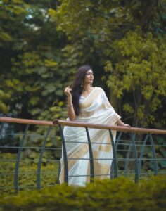 Jolly Rathod Instagram - 😌🫶🏻

Saree : @anmolbyankoorshukla 
Jewellery : @the_beta_girl 
Clicked by : @tanmaybhavsar_photography