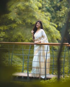 Jolly Rathod Instagram - 😌🫶🏻

Saree : @anmolbyankoorshukla 
Jewellery : @the_beta_girl 
Clicked by : @tanmaybhavsar_photography