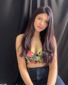 Jolly Rathod Instagram - Summer vibes..💚💛

Top : @hm 

#instapic #summerstyle #fashion #jollyrathod