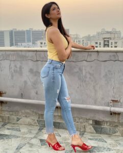 Jolly Rathod Instagram - अति random…😃💛

@stylebystutea ‘s terrace and a cool evening light would lead to it..😄

P.C. : @stylebystutea