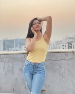 Jolly Rathod Instagram - अति random…😃💛

@stylebystutea ‘s terrace and a cool evening light would lead to it..😄

P.C. : @stylebystutea