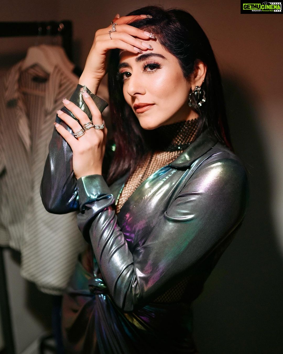 Jonita Gandhi Instagram - Nice to see you again London 🇬🇧 #ARRLive Outfit @kalkifashion Earrings @outhousejewellery Rings @kushalsfashionjewellery @ananaofficial Footwear @aands_official Nails @itssoezi Styled by @anshikaav Assisted by @bhatia_tanisha Photographed by @Jakobz_media @krish.jkm O2 Arena