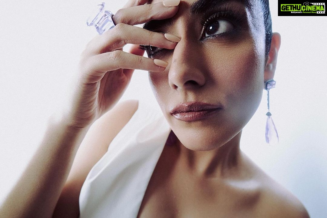 Jonita Gandhi Instagram - 𝘌𝘭𝘭𝘦 𝘦𝘴𝘵 𝘧𝘰𝘳𝘵𝘦. Last night for The Elle List 2023 @elleindia 🤍 Photos: @shreyansdungarwal Makeup: @anumariyajose Hair: @dwyessh_hairwizard @aaliyahussainhairmakeupcreator Outfit @saulee Earrings @karishma.joolry Ring @swarovski Footwear @aldo_shoes Styled by @anshikaav Assisted by @bhatia_tanisha