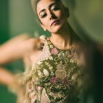Jonita Gandhi Instagram - What’s your favourite Diwali memory? Mine is going to the gurudwara in Malton, Ontario and lighting candles and diyas in the parking lot with my family 🪔♥️ Happy dhanteras, choti diwali, and diwali everyone. May the light within all of us shine bright and keep all the negative energy away ✨ Photo: @shreyansdungarwal Outfit: @payalsinghal Hair: @dwyessh_hairwizard @aaliyahussainhairmakeupcreator