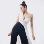 Jonita Gandhi Instagram - 𝘌𝘭𝘭𝘦 𝘦𝘴𝘵 𝘧𝘰𝘳𝘵𝘦. Last night for The Elle List 2023 @elleindia 🤍 Photos: @shreyansdungarwal Makeup: @anumariyajose Hair: @dwyessh_hairwizard @aaliyahussainhairmakeupcreator Outfit @saulee Earrings @karishma.joolry Ring @swarovski Footwear @aldo_shoes Styled by @anshikaav Assisted by @bhatia_tanisha