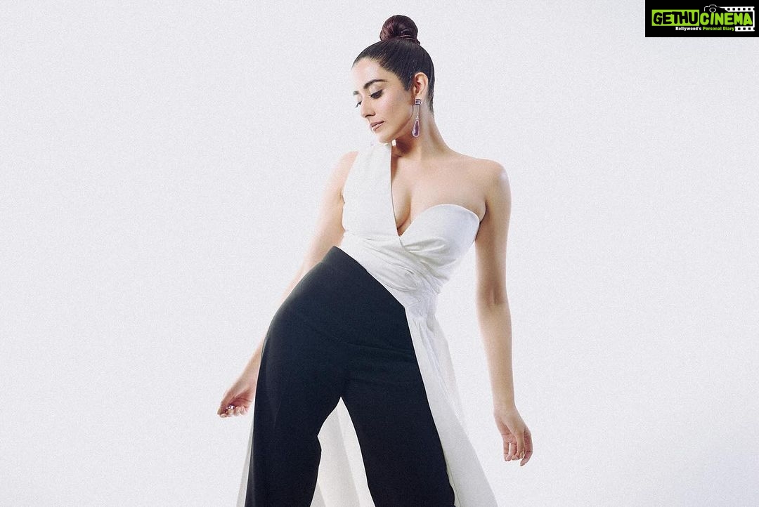 Jonita Gandhi Instagram - 𝘌𝘭𝘭𝘦 𝘦𝘴𝘵 𝘧𝘰𝘳𝘵𝘦. Last night for The Elle List 2023 @elleindia 🤍 Photos: @shreyansdungarwal Makeup: @anumariyajose Hair: @dwyessh_hairwizard @aaliyahussainhairmakeupcreator Outfit @saulee Earrings @karishma.joolry Ring @swarovski Footwear @aldo_shoes Styled by @anshikaav Assisted by @bhatia_tanisha