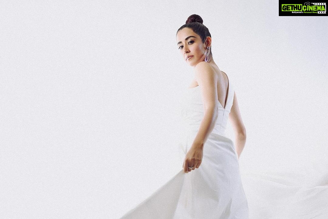 Jonita Gandhi Instagram - 𝘌𝘭𝘭𝘦 𝘦𝘴𝘵 𝘧𝘰𝘳𝘵𝘦. Last night for The Elle List 2023 @elleindia 🤍 Photos: @shreyansdungarwal Makeup: @anumariyajose Hair: @dwyessh_hairwizard @aaliyahussainhairmakeupcreator Outfit @saulee Earrings @karishma.joolry Ring @swarovski Footwear @aldo_shoes Styled by @anshikaav Assisted by @bhatia_tanisha