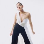 Jonita Gandhi Instagram - 𝘌𝘭𝘭𝘦 𝘦𝘴𝘵 𝘧𝘰𝘳𝘵𝘦. Last night for The Elle List 2023 @elleindia 🤍 Photos: @shreyansdungarwal Makeup: @anumariyajose Hair: @dwyessh_hairwizard @aaliyahussainhairmakeupcreator Outfit @saulee Earrings @karishma.joolry Ring @swarovski Footwear @aldo_shoes Styled by @anshikaav Assisted by @bhatia_tanisha