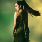 Jonita Gandhi Instagram - What’s your favourite Diwali memory? Mine is going to the gurudwara in Malton, Ontario and lighting candles and diyas in the parking lot with my family 🪔♥️ Happy dhanteras, choti diwali, and diwali everyone. May the light within all of us shine bright and keep all the negative energy away ✨ Photo: @shreyansdungarwal Outfit: @payalsinghal Hair: @dwyessh_hairwizard @aaliyahussainhairmakeupcreator
