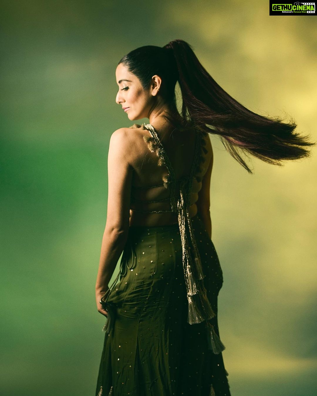 Jonita Gandhi Instagram - What’s your favourite Diwali memory? Mine is going to the gurudwara in Malton, Ontario and lighting candles and diyas in the parking lot with my family 🪔♥️ Happy dhanteras, choti diwali, and diwali everyone. May the light within all of us shine bright and keep all the negative energy away ✨ Photo: @shreyansdungarwal Outfit: @payalsinghal Hair: @dwyessh_hairwizard @aaliyahussainhairmakeupcreator